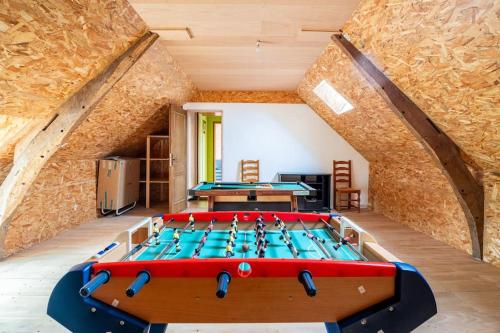 une chambre avec un billard au milieu dans l'établissement Le Mimosa, maison de vacances, à Trans