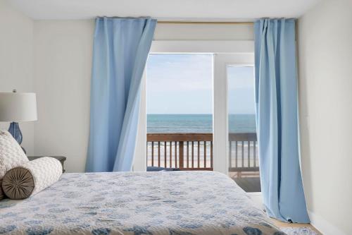 Ένα ή περισσότερα κρεβάτια σε δωμάτιο στο Beachfront Private ll Beach Access ll Luxe Bedroom