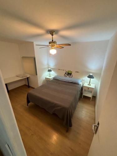 a bedroom with a bed and a ceiling fan at Casita-apartamento individual Calle Los Dolores , 3 habitaciones in Benicàssim