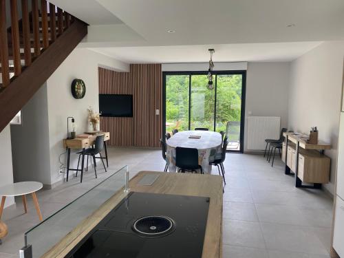 un grand salon avec une table et des chaises dans l'établissement La chapelle, à Fervaches
