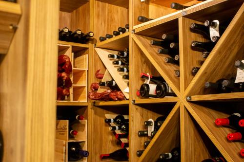 una habitación con un montón de botellas de vino en Ristorante Groven en Lostallo