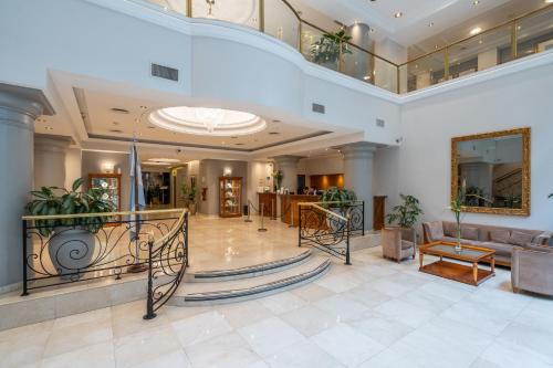 布宜諾斯艾利斯的住宿－英特蘇爾里克萊塔酒店，设有一个配有楼梯的大堂和一间客厅。