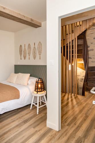 une chambre avec un lit et un parquet dans l'établissement La Bohème Appart - 4 Pers - Dinan centre, à Dinan