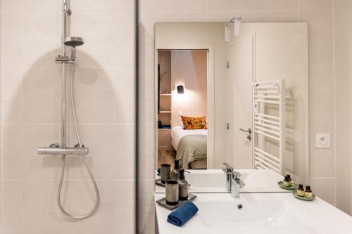 une salle de bain blanche avec une douche et un lavabo dans l'établissement La Bohème Appart - 4 Pers - Dinan centre, à Dinan