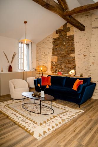 un salon avec un canapé bleu et une table dans l'établissement La Bohème Appart - 4 Pers - Dinan centre, à Dinan