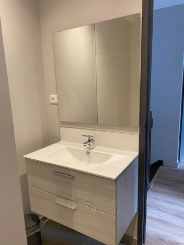 ein Badezimmer mit Waschbecken und Spiegel in der Unterkunft La chapelle in Fervaches