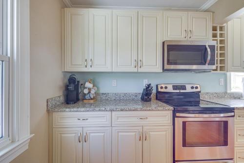 Una cocina o cocineta en Pet-Friendly Home with Gazebo Minutes to Beach!