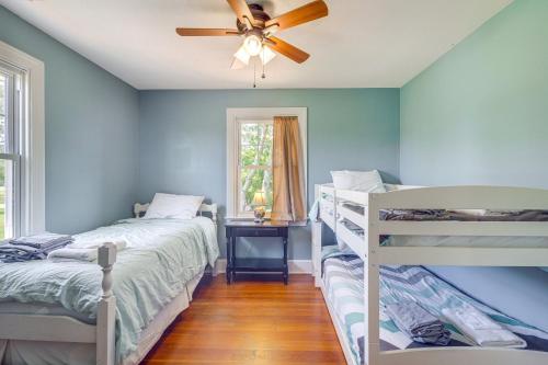 Una cama o camas en una habitación de Pet-Friendly Home with Gazebo Minutes to Beach!