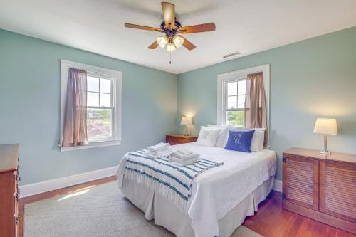 Una cama o camas en una habitación de Pet-Friendly Home with Gazebo Minutes to Beach!