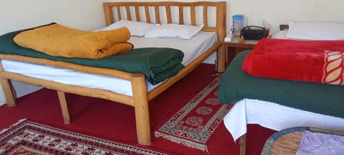 1 dormitorio con 2 literas y mesa en Himalayan Homestay Huddu Valley, en Chopta