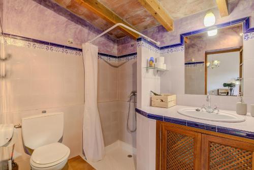 La salle de bains est pourvue de toilettes et d'un lavabo. dans l'établissement Finca Can Garbeta by Rentallorca, à Manacor