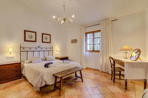 - une chambre avec un lit, une table et un bureau dans l'établissement Finca Can Garbeta by Rentallorca, à Manacor