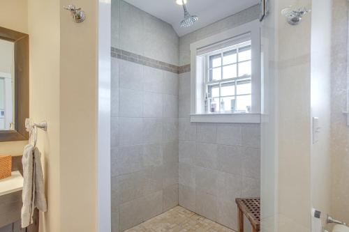 Bilik mandi di Stunning Ocean View! Beachfront Nantucket Retreat