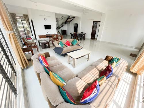 Ein Sitzbereich in der Unterkunft Gintara Beach Homestay by evaddo