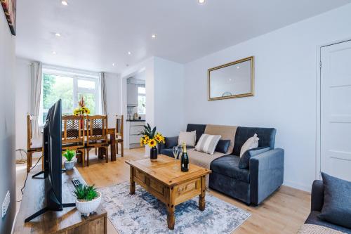 Gallery image of NEW! Spacious 2-bed house in Newcastle-under-Lyme by 53 Degrees Property, Ideal for Business & Contractors - Sleeps 5-6! in Newcastle under Lyme
