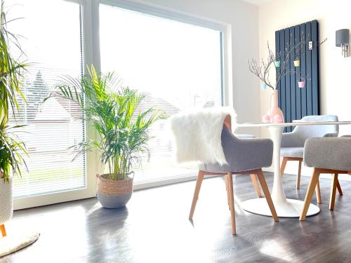 a living room with a table and chairs and plants at Zauberhafte Ferienwohnung mit Wellness-Bad in Bad Harzburg