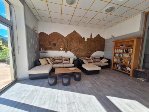 sala de estar con sofá y mesa en Hotel Le Connetable, en Saint-Bonnet-en-Champsaur