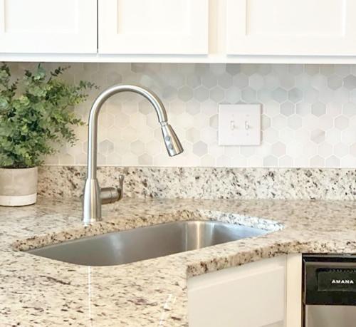 um balcão de cozinha com um lavatório na cozinha em Sandpiper Cove Unit 8139 Updated Studio In Destin FL em Destin