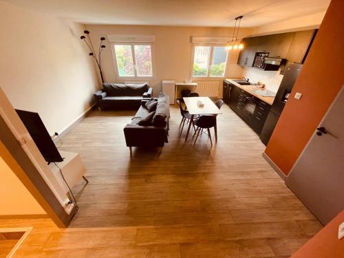un salon avec un canapé et une table dans l'établissement La maison Bridgerton -325, à Rouen