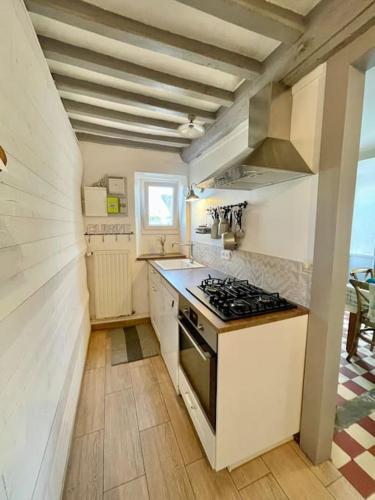 - une cuisine équipée d'une cuisinière four supérieur dans l'établissement Maison de campagne à la mer, à Ver-sur-Mer
