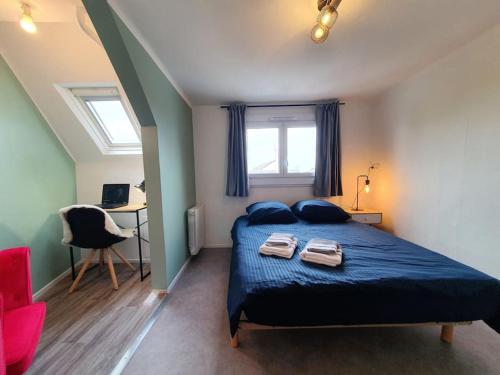 une chambre avec un lit avec deux serviettes dessus dans l'établissement LE MANHATTAN I Neuf I 2 chambres I Proche Mer I Wifi Haut débit, à Saint-Brieuc