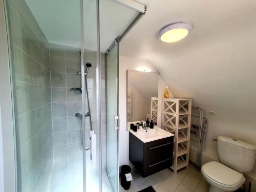 une salle de bain avec une douche, des toilettes et un lavabo dans l'établissement LE MANHATTAN I Neuf I 2 chambres I Proche Mer I Wifi Haut débit, à Saint-Brieuc