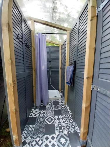 une salle de bain avec douche et toilettes dans l'établissement CARAVANE Vintage, à Beulotte-Saint-Laurent