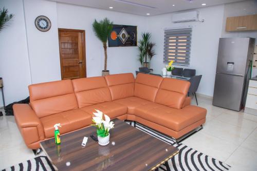 uma sala de estar com um sofá e uma mesa em RESIDENCE TERANGA immo luxe em Dakar