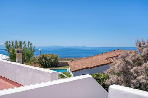 una villa con vista sull'oceano di Villa Ido a Cala'n Bosch