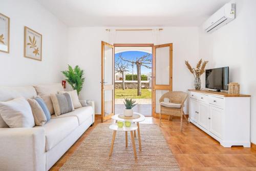 un soggiorno con un divano bianco e una TV di Villa Ido a Cala'n Bosch