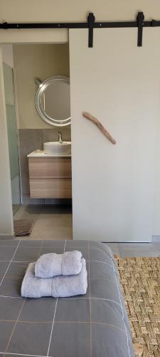 a bathroom with two towels sitting on the floor at Côté plage in Lacanau