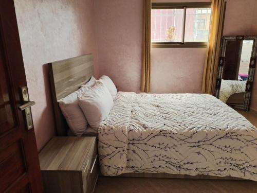 un dormitorio con una cama y un espejo en Sun house, en Imsouane