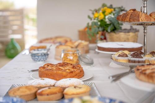 een tafel vol gebak, taarten en vlaaien bij Sarmenti Agriresort in Otranto