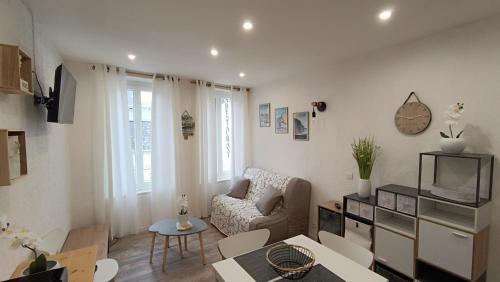 un salon avec un canapé et une télévision dans l'établissement Chez Rosalia et Guillaume, au Tréport
