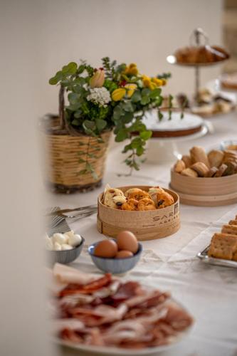 een tafel met eieren en ander voedsel erop bij Sarmenti Agriresort in Otranto