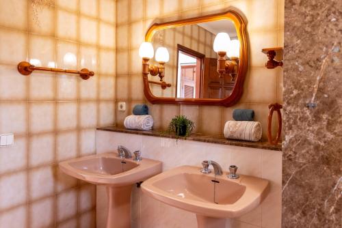 ein Badezimmer mit Waschbecken und Spiegel in der Unterkunft Villa Blanca Nudist Exclusive in Charco del Palo