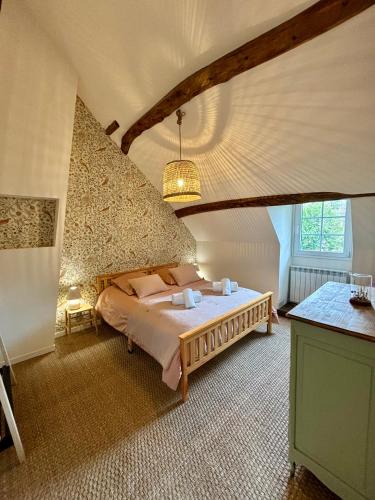 une chambre avec un grand lit dans une pièce dans l'établissement Maison de campagne proche de Paris, à Vienne-en-Arthies
