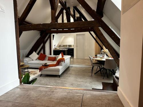 un salon avec un canapé et une table dans l'établissement Charme, poutres et élégance, à Chartres