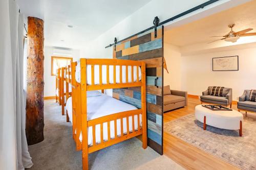 um quarto com 3 beliches e uma sala de estar em Mountain View Cabin - Hot Tub - Sleeps 14 - 4 Bedrooms em Park City