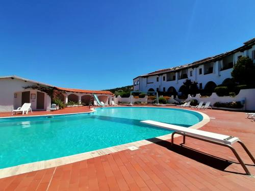 uma piscina no meio de um resort em Baja Sardinia Pool Residence em Baja Sardinia