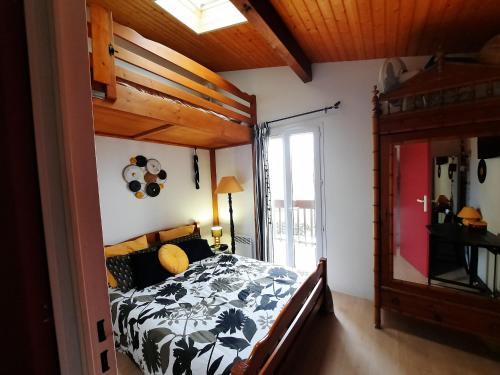 une chambre avec un lit avec une couette noire et blanche dans l'établissement Villa Mitoyenne avec Jardin, Proche Plage à Seignosse, Piscine, Parking Privé et Wifi - FR-1-239-421, à Seignosse