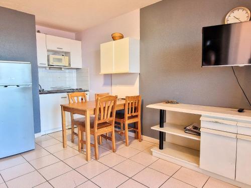 une cuisine avec une table, des chaises et un réfrigérateur dans l'établissement BANYULS-SUR-MER, T2 avec WIFI et parking - FR-1-309-30, à Banyuls-sur-Mer