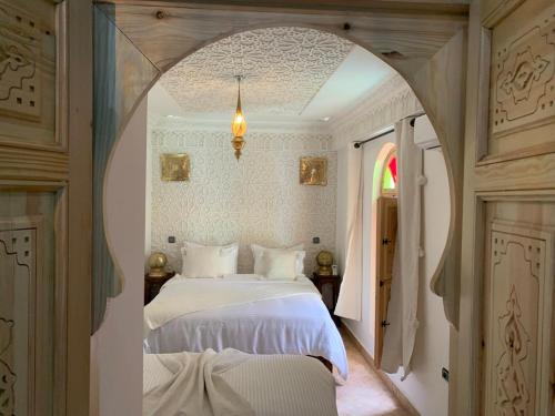 Postel nebo postele na pokoji v ubytování Riad SunSet Marrakech