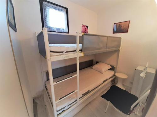 une chambre avec deux lits superposés et une fenêtre dans l'établissement Bel Appartement Moderne à Capbreton avec Wifi et Parking Privé - FR-1-239-803, à Capbreton