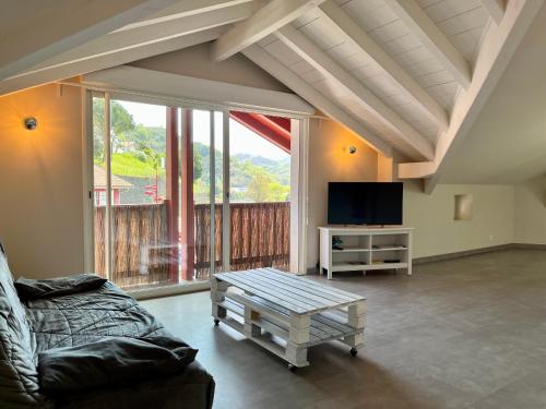 Appartement T3 neuf à Urrugne, proche frontière, commerces et plage, stationnement gratuit. - FR-1-239-931