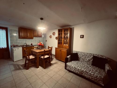 een keuken en een woonkamer met een bank en een tafel bij da nonna Ida in Civita Campomarano