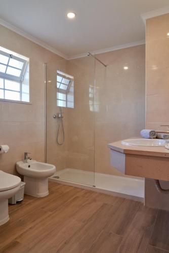 a bathroom with a shower and a toilet and a sink at BALAIA PLAZA AL - Ideal para Familias in Albufeira