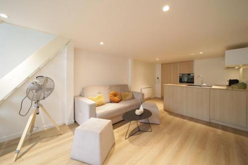 un salon avec un canapé et une cuisine dans l'établissement Grenoble/Appt moderne 2min gare et Hypercentre, à Grenoble