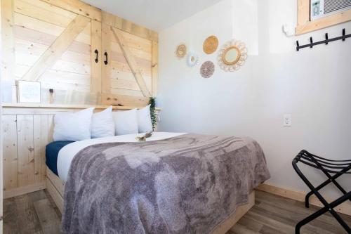 The Valley View Cabins and Event Centerにあるベッド