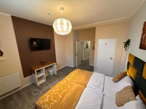 a bedroom with a large bed and a television at F-F Haus Monteuren Unterkunft in Neuhausen auf den Fildern